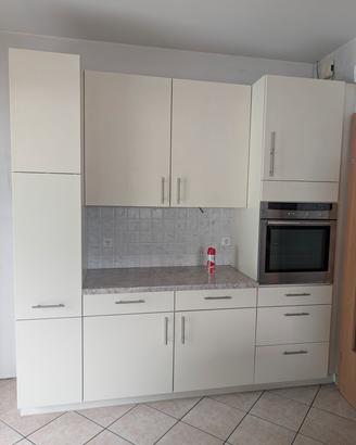 cucina completa, tavolo e panca 