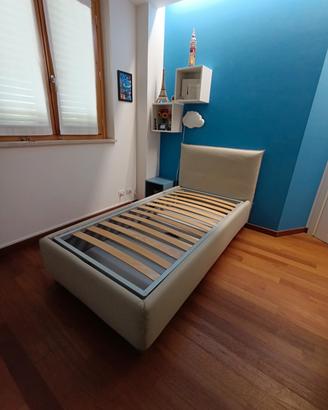 Letto singolo in simil pelle, con cassettone 
