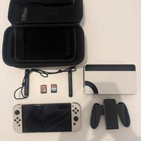 Nintendo Switch OLED Bianca + 2 Giochi + Custodia