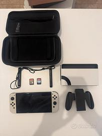 Nintendo Switch OLED Bianca + 2 Giochi + Custodia