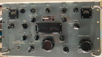 radio ricevitore a valvole Collins R-390A.  			