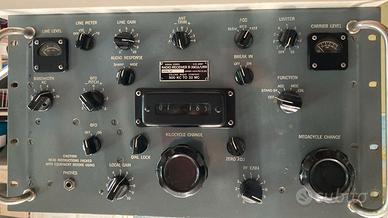 radio ricevitore a valvole Collins R-390A.