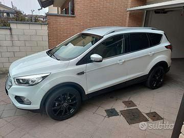 Ford Kuga Avd 140 tutti 10 tagliandi certificati..