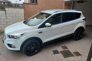 Ford Kuga Avd 140 tutti 10 tagliandi certificati..