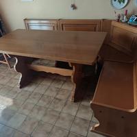 Cassapanca ad angolo con tavolo