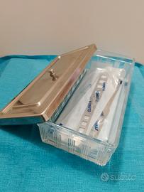 Contenitore medico in vetro + strumenti.