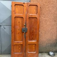 portone legno antico casa esterno 