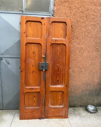 portone legno antico casa esterno 