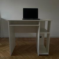 Scrivania con porta tastiera o computer portatile 