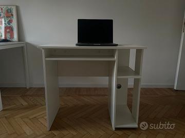 Scrivania con porta tastiera o computer portatile 