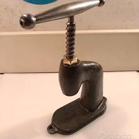 Torchietto da banco antico, rivestimento bottoni