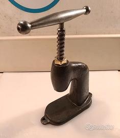 Torchietto da banco antico, rivestimento bottoni