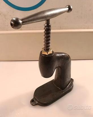 Torchietto da banco antico, rivestimento bottoni
