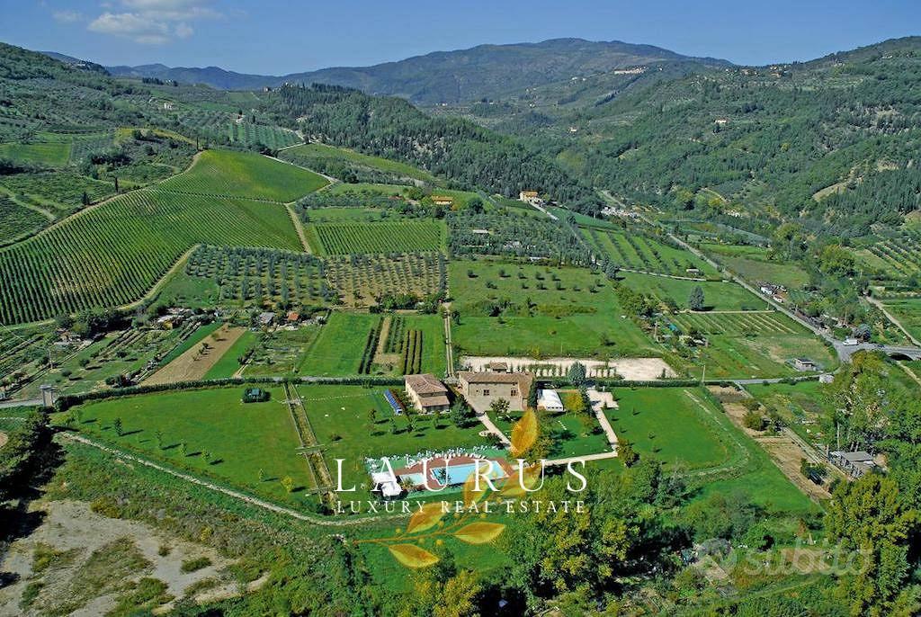 Rustico / Casale di 1000 m² con più di 5 locali a - Altro