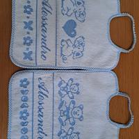 Set asciugamano e bavaglini ricamati Alessandro