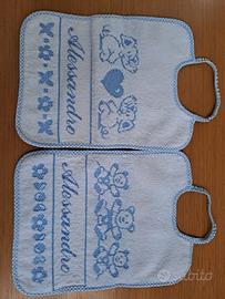 Set asciugamano e bavaglini ricamati Alessandro