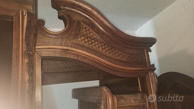 Armadio in ciliegio massello ad intagli decorativi