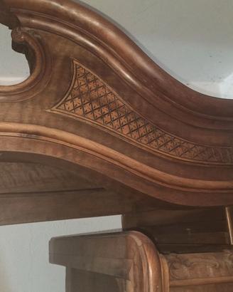 Armadio in ciliegio massello ad intagli decorativi