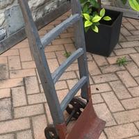 vecchio carrello da mugnaio porta sacchi