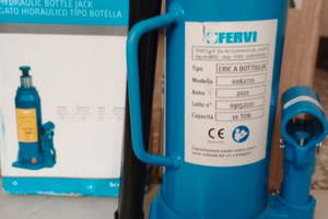 Cric auto a bottiglia