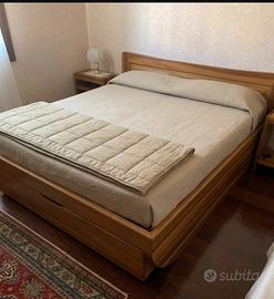 Letto matrimoniale + due comodini