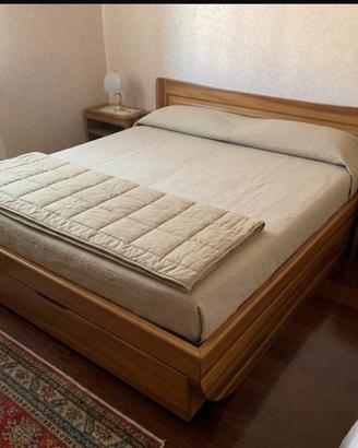 Letto matrimoniale + due comodini