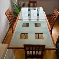 Tavolo allungabile in vetro con sedie abbinate