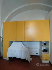 Armadio a ponte giallo