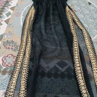 Abito da sera lungo in chiffon nero .