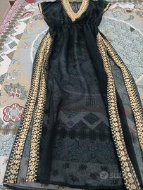 Abito da sera lungo in chiffon nero .