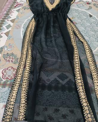 Abito da sera lungo in chiffon nero .