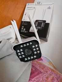 Due smart camere da esterno