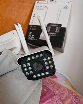 Due smart camere da esterno