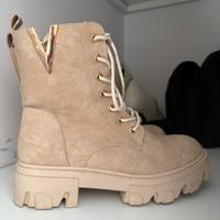 Stivaletti in calpscio beije