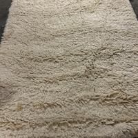 Tappeto pelo lungo color beige chiaro
