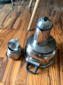 Caffettiera e padella per bollire acqua