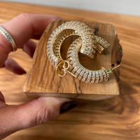 Orecchini a cerchio bombati chunky con strass oro