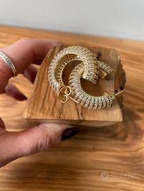 Orecchini a cerchio bombati chunky con strass oro