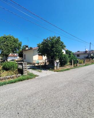 Casa indipendente con ampio giardino