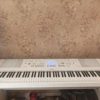 YAMAHA Portable Grand DGX -650