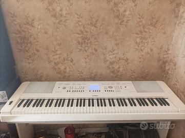 YAMAHA Portable Grand DGX -650