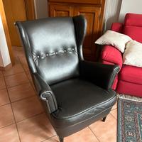 Poltrona STRANDMON IKEA con poggiapiedi