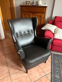 Poltrona STRANDMON IKEA con poggiapiedi
