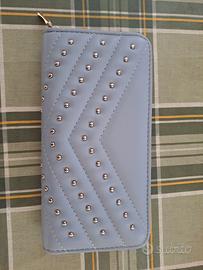 Portafogli azzurro con borchie