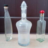 Bottiglie. Mignon piene e vuote. E poco altro.