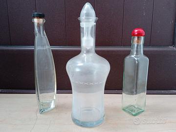 Bottiglie. Mignon piene e vuote. E poco altro.