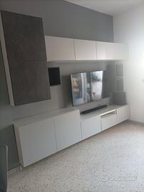 parete attrezzata Ikea con tavolo tondo non ikea