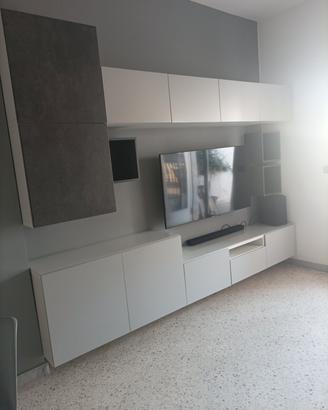 parete attrezzata Ikea con tavolo tondo non ikea