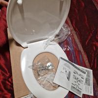 Sedile WC bianco con chiusura rallentata