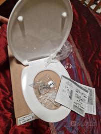 Sedile WC bianco con chiusura rallentata